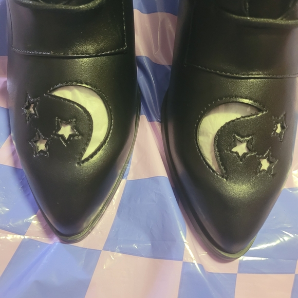 Y.R.U. Aura Black Celestial Ankle Boots with Starry Moon Design NIB Size 10 - Picture 4 of 5